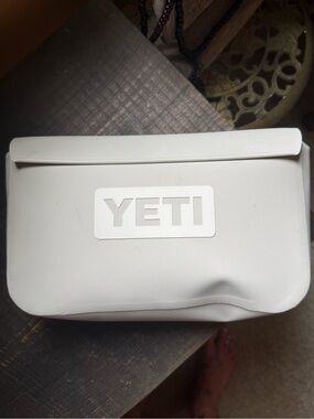 Yeti Grey 23 Soft Cooler Pouch with Raised Logo belt bag/waterproof PRICE FIRM!!